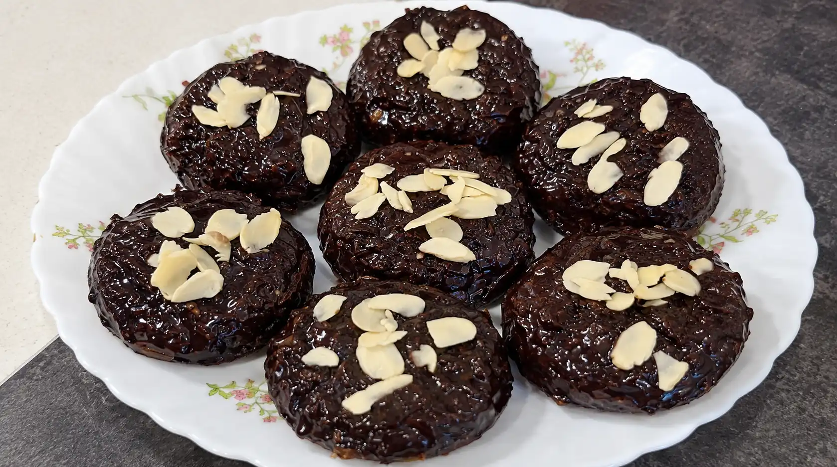 Шоколадные брауни из кабачка с черносливом