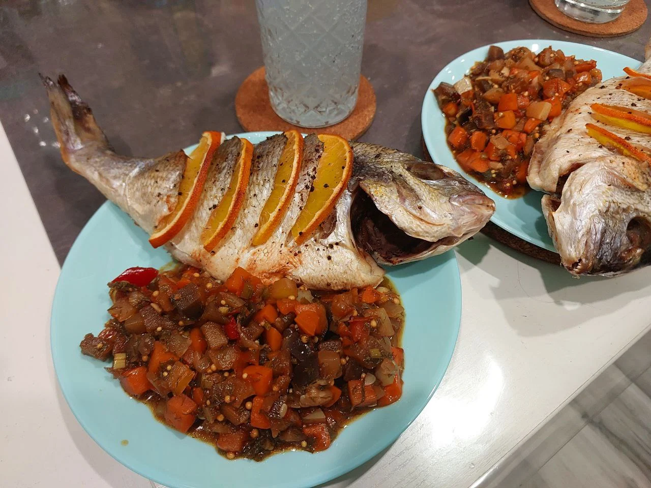 Дорадо с апельсинами и овощным рагу