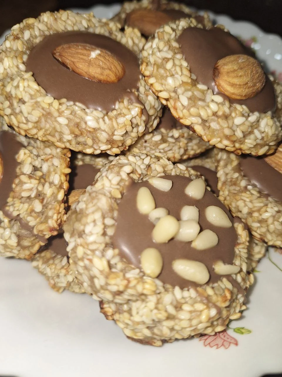 Полезное печенье с бананом, кунжутом и шоколадом