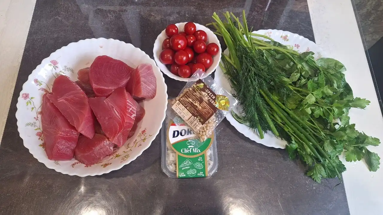 Тунец запечённый с черри, дорблю и кедровыми орешками
