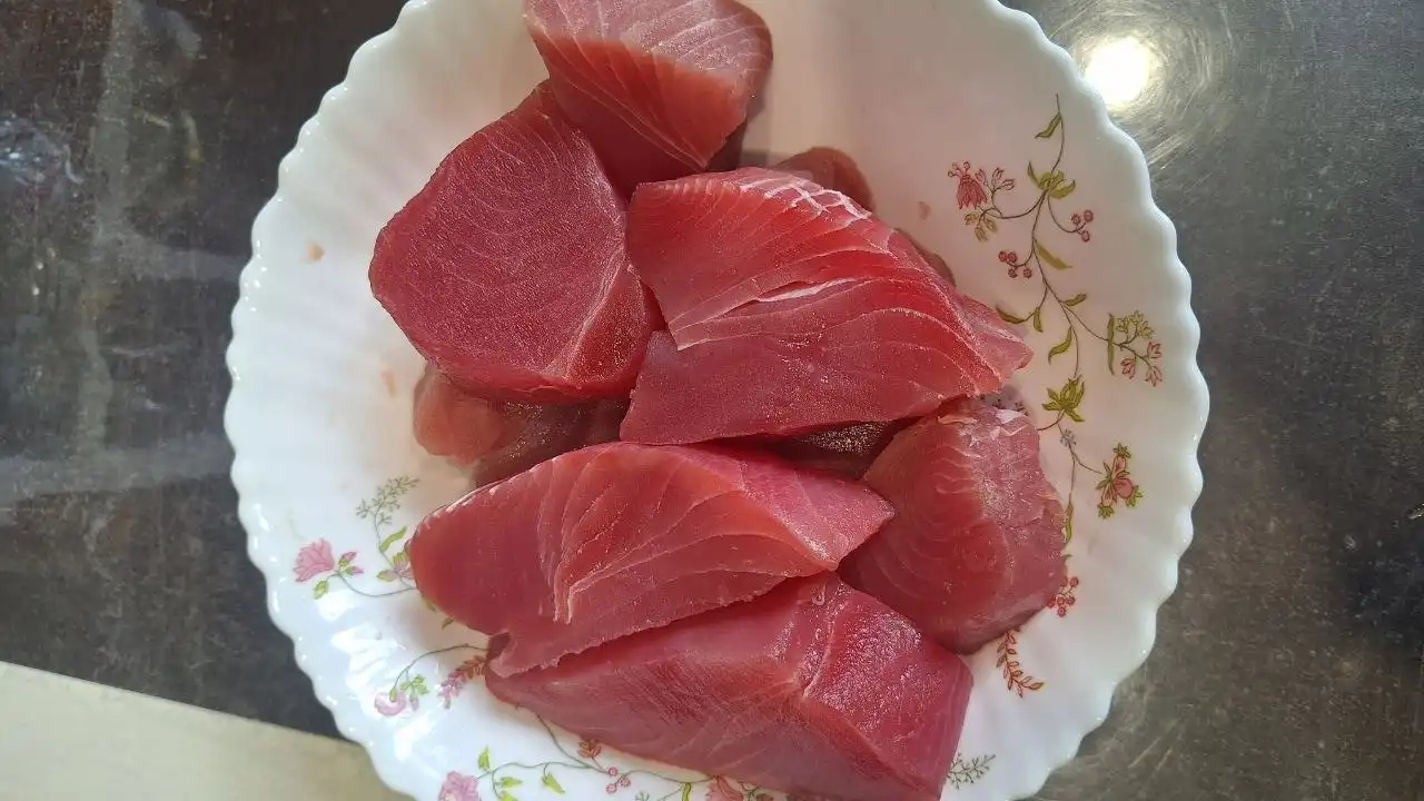 Тунец запечённый с черри, дорблю и кедровыми орешками
