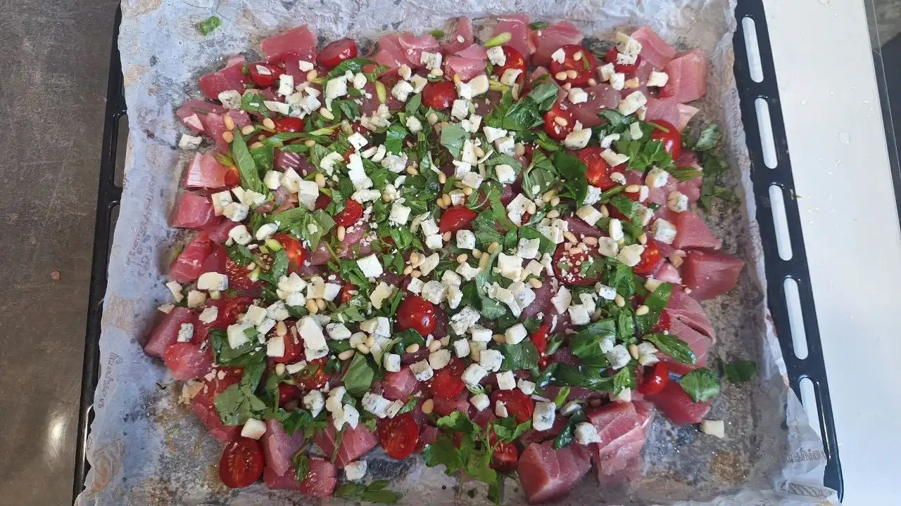 Тунец запечённый с черри, дорблю и кедровыми орешками